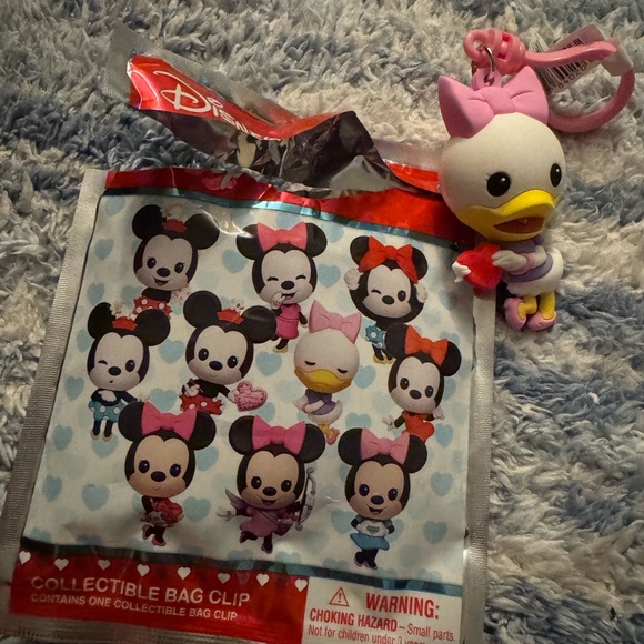 JUST OPENED! Daisy carrying a heart bag clip - Picture 1 of 2